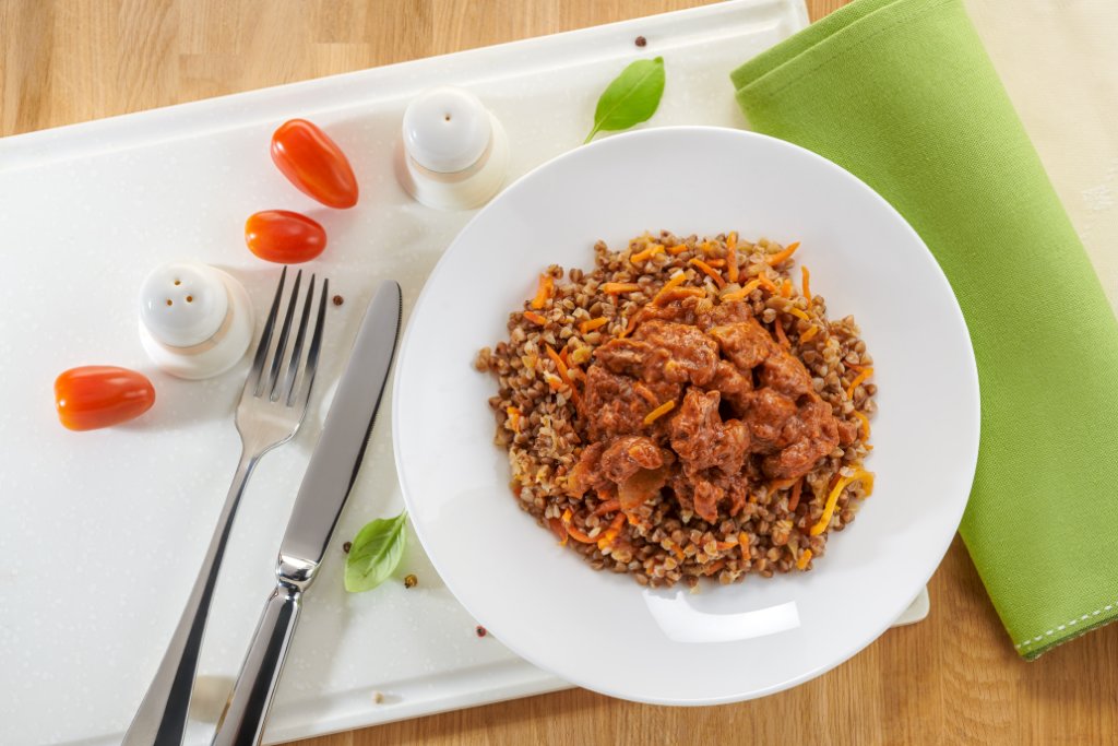 Гуляш из говядины с гречкой и овощами 270г
