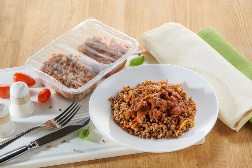 Гуляш из говядины с гречкой и овощами 270г