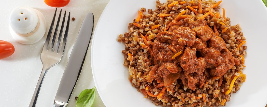 Гуляш из говядины с гречкой и овощами 270г