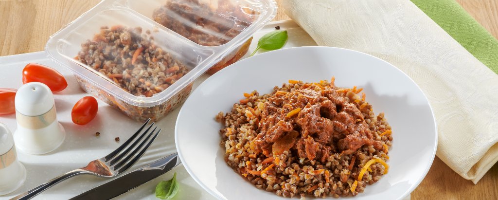 Гуляш из говядины с гречкой и овощами 270г