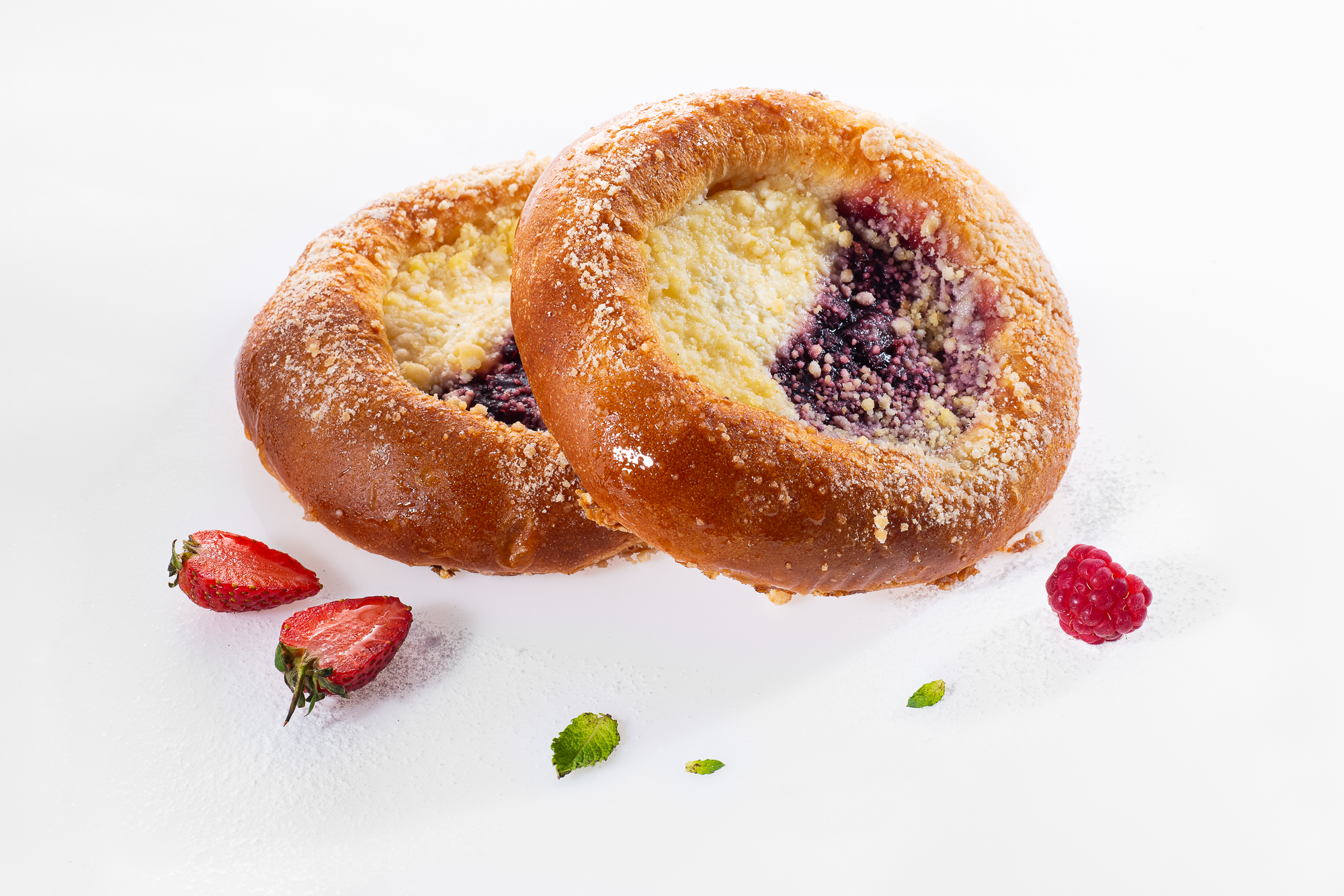 Ватрушка с творогом и ягодной начинкой 90г