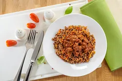Гуляш из говядины с гречкой и овощами 270г