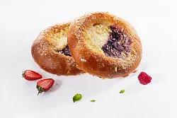 Ватрушка с творогом и ягодной начинкой 90г