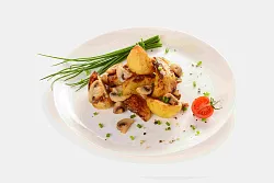 Картофель жареный с грибами и луком