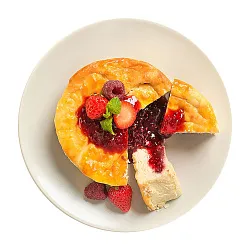 Запеканка творожная с малиной и клубникой