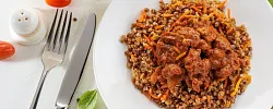 Гуляш из говядины с гречкой и овощами 270г