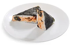 Онигири с лососем 120г